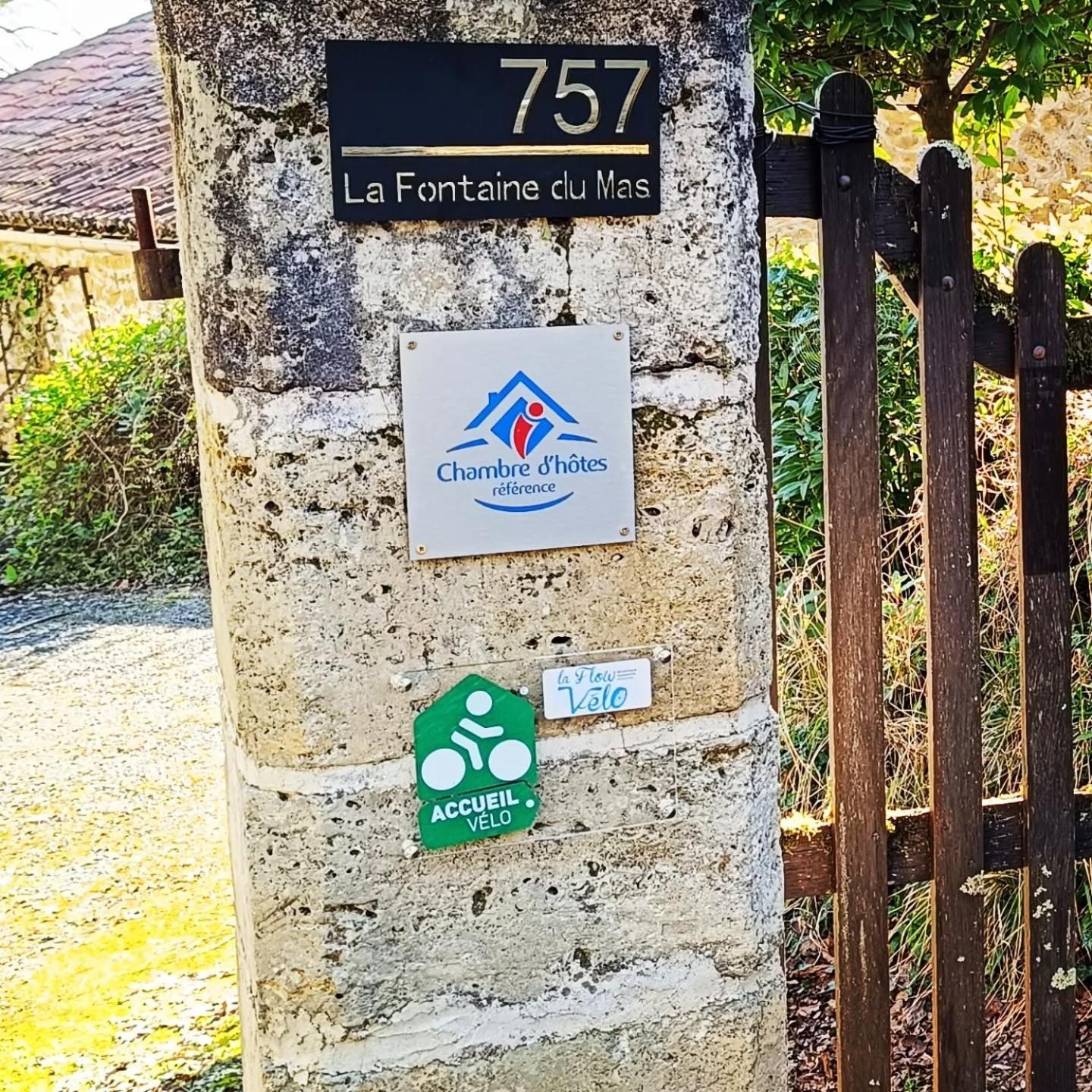 Bed and Breakfast La Fontaine Du Mas Thiviers Exterior foto